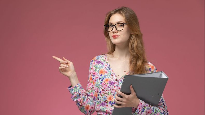 La inteligencia, por su parte, se suele medir a través del coeficiente intelectual (CI), y obtener una puntuación superior a 130 se considera indicativo de altas capacidades cognitivas o superdotación. 