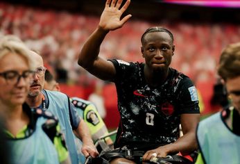 Ismaël Koné se retiró en camilla tras la dura lesión en su pierna.