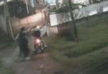 Dos motochorros armados robaron a la víctima de 27 años.