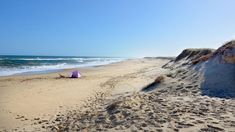 El camino está rodeado de campos y bosques, adelantando un entorno tranquilo que lo espera al viajero al llegar. El camino está rodeado de campos y bosques, adelantando un entorno tranquilo que lo espera al viajero al llegar.