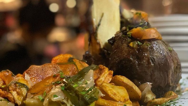 Este restaurante del barrio es uno de los más frecuentados tanto por residentes locales como por turistas debido a su amplia variedad de platos ideales para compartir. &nbsp;