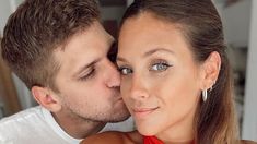 Barbie Vélez está embarazada de su primer hijo con Lucas Rodríguez. Barbie Vélez está embarazada de su primer hijo con Lucas Rodríguez.