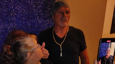 La mujer lo criticó por la indiferencia del mediático al salir de la casa. La mujer lo criticó por la indiferencia del mediático al salir de la casa.