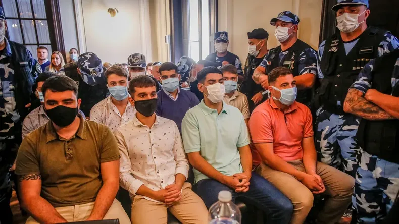 Escándalo, gritos y acusaciones: los padres de los rugbiers culparon a los periodistas por la condena