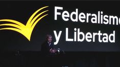 Caputo durante su exposición en Tucumán. Caputo durante su exposición en Tucumán.