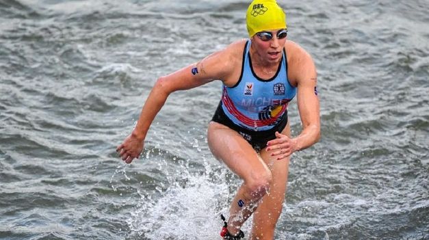 Claire Michel durante la competencia de triatlón.