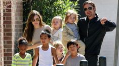 Brad Pitt y Angelina Jolie con sus hijos Maddox Brad Pitt y Angelina Jolie con sus hijos Maddox