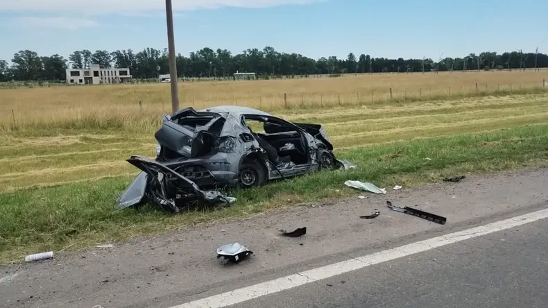 El Volkswagen Gol Trend quedó destruido tras el brutal choque a la altura de Cañuelas.