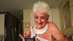 La abuela estuvo casada durante 25 años y ahora busca nuevas aventuras. La abuela estuvo casada durante 25 años y ahora busca nuevas aventuras.