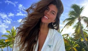 La modelo se suma a una nueva tendencia de uso de microbikinis.