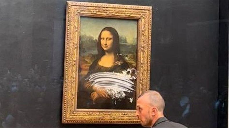 En 2022, le arrojaron una torta a La Gioconda, que impactó contra el vidrio protector.