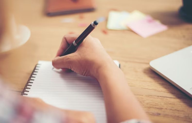 Grafología: así escribe la letra A una persona ambiciosa.