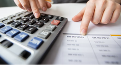 El impuesto al cheque lo pagan todas las personas y empresas que realizan operaciones de acreditación o débito de dinero en una cuenta bancaria. El impuesto al cheque lo pagan todas las personas y empresas que realizan operaciones de acreditación o débito de dinero en una cuenta bancaria.