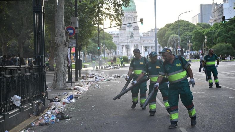 El Ministerio de Espacio Público e Higiene Urbana desplegó un operativo de limpieza que incluyó a 120 barrenderos, siete hidrolavadoras, siete camiones recolectores, 15 supervisores y ocho brigadas de acción inmediata.