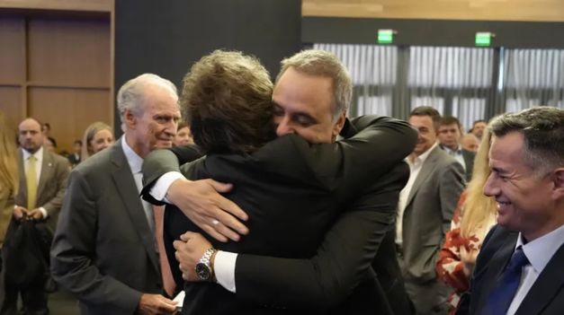 milei sale por arriba del laberinto adorni y designa a un hombre propio en la voceria