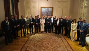 Las 20 autoridades provinciales junto al presidente Javier Milei.