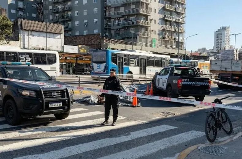La víctima estaba cruzando por la senda peatonal cuando fue embestida por el camión.