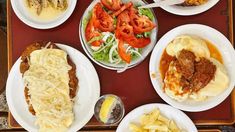 El bodegón de Buenos Aires que se destaca por sus porciones enormes a precios accesibles. El bodegón de Buenos Aires que se destaca por sus porciones enormes a precios accesibles.