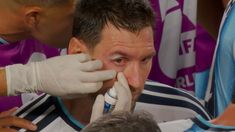 Messi sugrió un golpe y quedó ensangrentado.