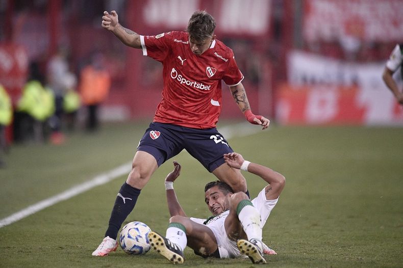Diego Tarzia, del Rojo, es marcado por Diego "Pulpito" Gonz&aacute;lez, de San Mart&iacute;n.