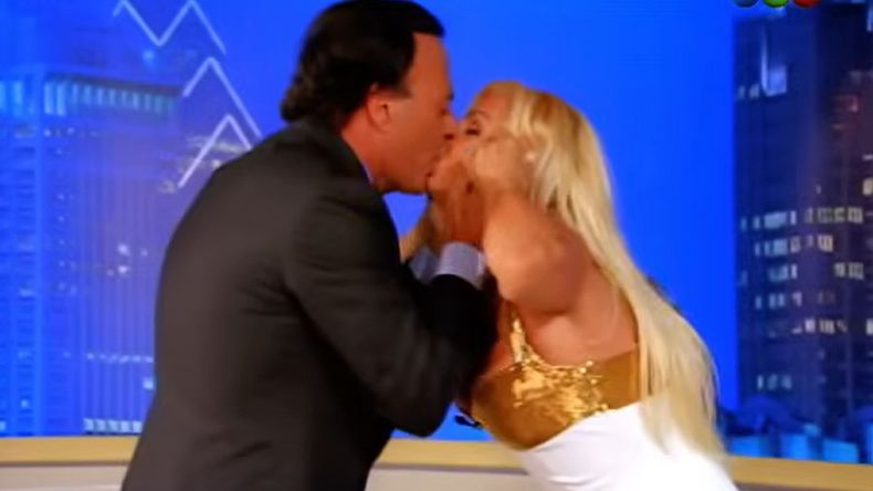 El beso de Julio Iglesias a Susana Giménez fue durante su programa en 2004 cuando estuvo invitado en su living