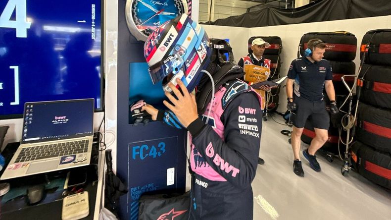 Franco Colapinto y la bandera argentina en su casco 