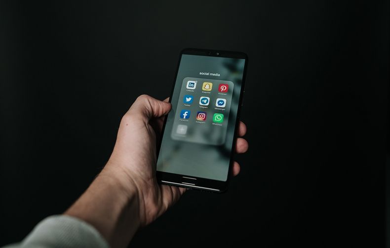 Francia: las redes sociales estarán restringidas para menores de 15 años.