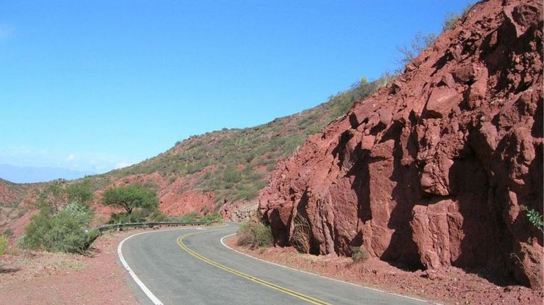 Por Chilecito el recorrido es breve y panorámico, desde allí se continúa hacia el norte por la Ruta Nacional 40 hasta el kilómetro 3940.