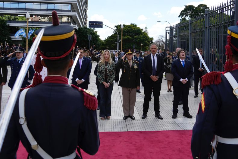 Milei junto a la comitiva que lo acompañó en el homenaje en Retiro.