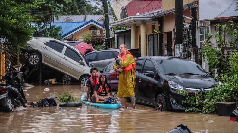 La asistencia a las víctimas de la inundación se agravó porque cientos de personas aún vivían en carpas luego del terremoto de magnitud 6