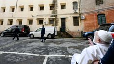 en el jueves santo, el papa francisco visito una carcel en trastevere en el jueves santo, el papa francisco visito una carcel en trastevere