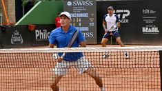 Dos tenistas fueron detenidos por gestos racistas. Dos tenistas fueron detenidos por gestos racistas.