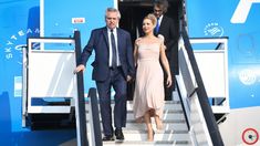 Alberto Fernández al arribar a Nueva York junto a la primera dama, Fabiola Yañez. 