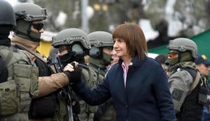 Patricia Bullrich, en junio de 2017, durante un operativo en la Villa 1-11-14.