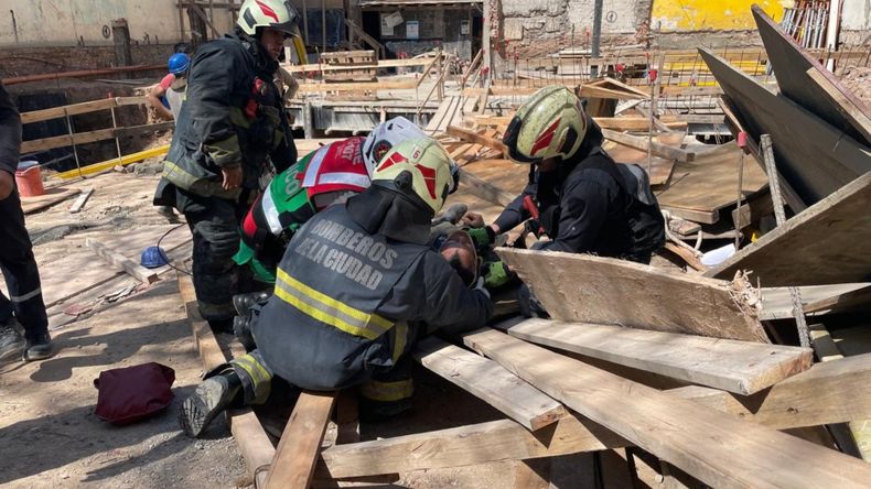 Uno de los heridos sufrió politraumatismos y fue trasladado al Hospital Fernández. El otro solo sufrió heridas leves y fue atendido en el lugar.