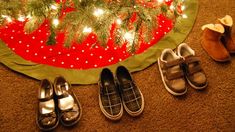 Hay varias teorías sobre el origen de la tradición de dejar los zapatos para los Reyes Magos. Hay varias teorías sobre el origen de la tradición de dejar los zapatos para los Reyes Magos.