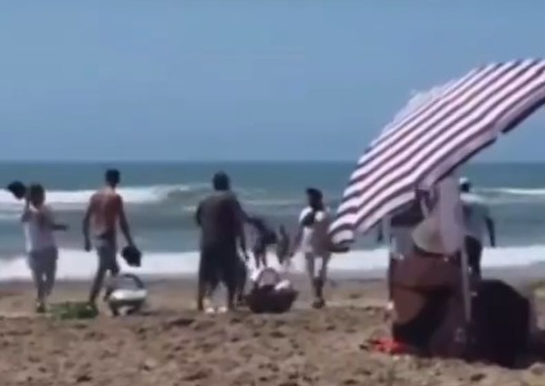 Video: violenta pelea entre churreros y vendedores ambulantes en Mar Azul