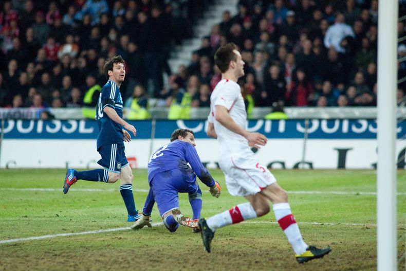 Messi define ante el arquero Yann Sommer, ya retirado en 2024.