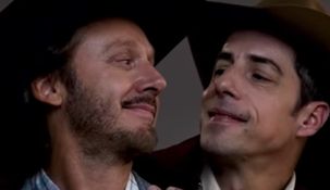Los actores se vistieron como los vaqueros con sombreros de ala ancha y botas. Los actores se vistieron como los vaqueros con sombreros de ala ancha y botas.