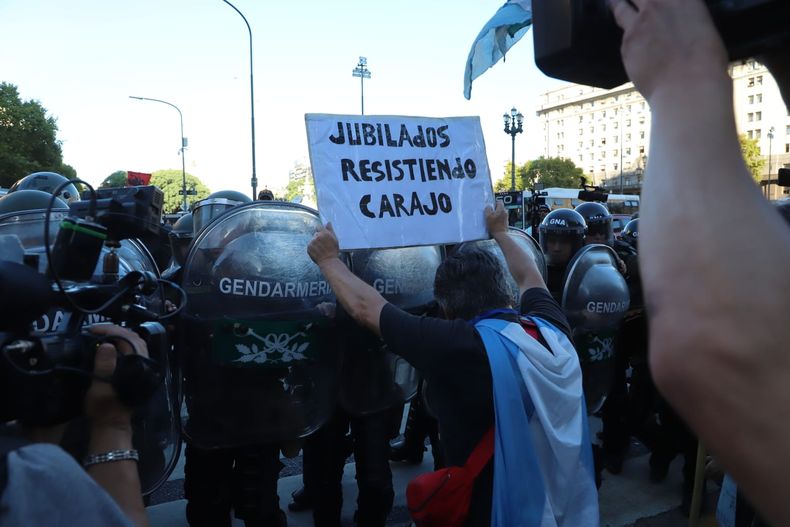 Marcha de trabajadores y jubilados hacia Plaza de Mayo.