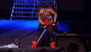 Justin Bieber tuvo que disculparse por barrer el escenario con la bandera argentina.