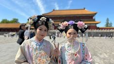 Mujeres con vestidos tradicionales, una postal de la Ciudad Prohibida. Mujeres con vestidos tradicionales, una postal de la Ciudad Prohibida.