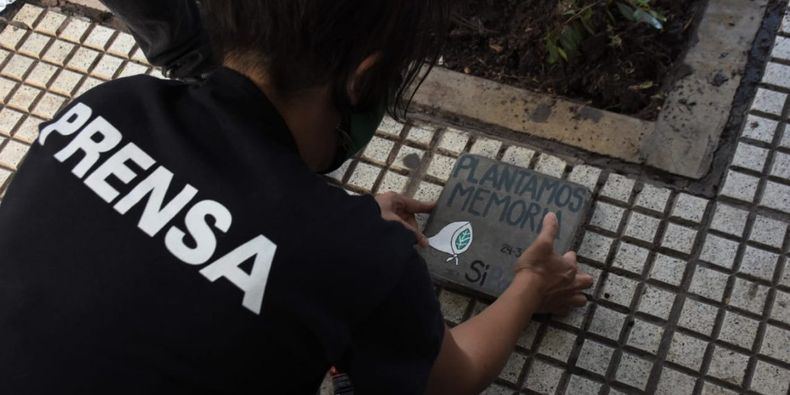 Piden a Google tomar medidas para frenar los discursos negacionistas.