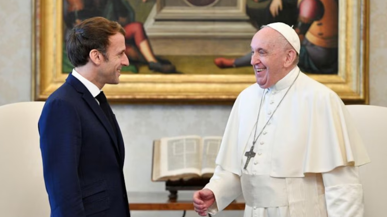 El papa Francisco junto al presidente de Francia
