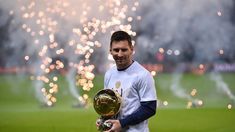 El rosarino junto a su Balón de Oro.