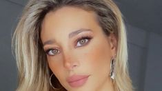 Frente al fuego, la modelo lució una microbikini bicolor que marca tendencia. Frente al fuego, la modelo lució una microbikini bicolor que marca tendencia.