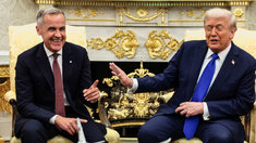 Impondrá aranceles del 100% en bienes y productos canadienses. Impondrá aranceles del 100% en bienes y productos canadienses.