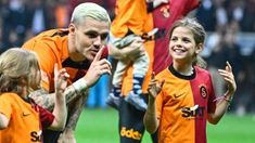 Mauro Icardi con Francesca e Isabella. Mauro Icardi con Francesca e Isabella.