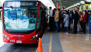 El momento viral de una mujer que quiso subir con un lavarropas al colectivo y la rechazaron.