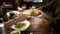 El insólito ticket de un restaurante se volvió viral en Twitter. El insólito ticket de un restaurante se volvió viral en Twitter.